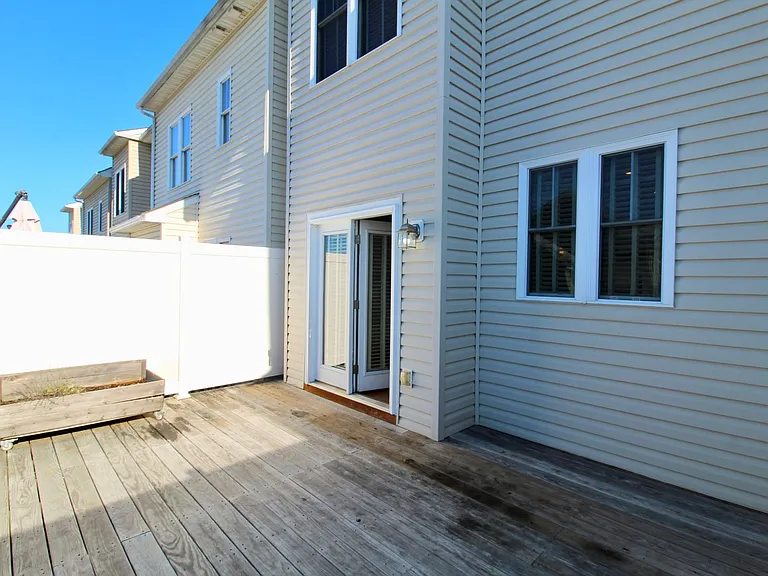 2189 Deyerle Ave — Photo 35
