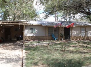 400 Mockingbird Ln, Devine, TX 78016