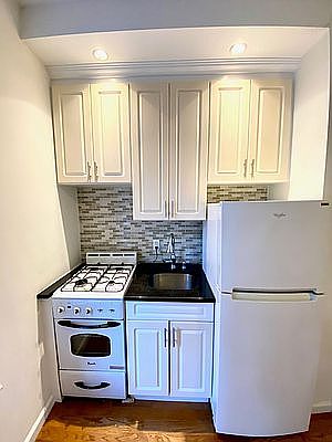 4th image of 220 E 36th St APT C5
