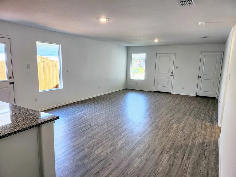 3425 Flicker Ln — Photo 11