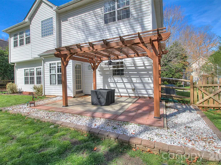 8414 Bampton Dr — Photo 33
