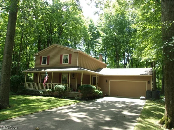 1512 Newport Dr, Macedonia, OH 44056