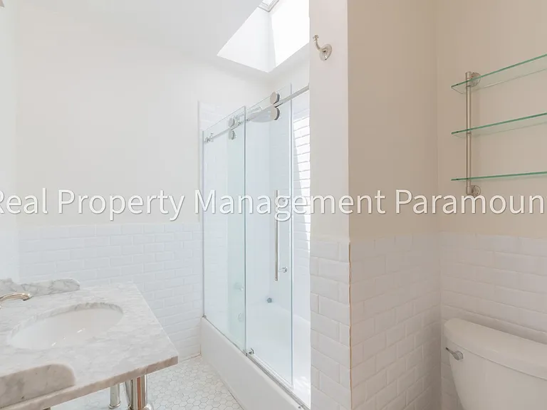 1867 S Redondo Blvd — Photo 24