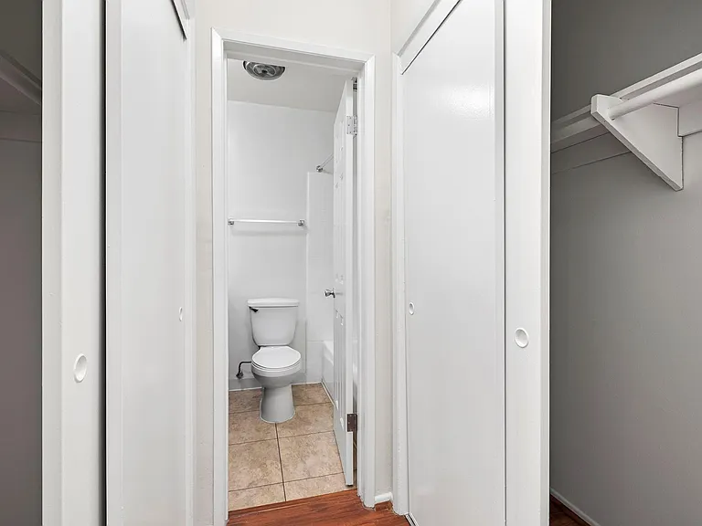 Riverside Villa Apartments — Photo 29