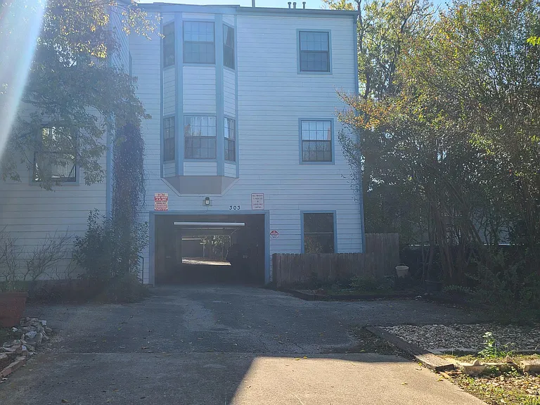 303 W 35th St #303 — Photo 18