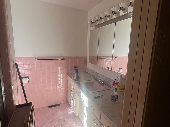 4th image of 1500 Oakhill Dr