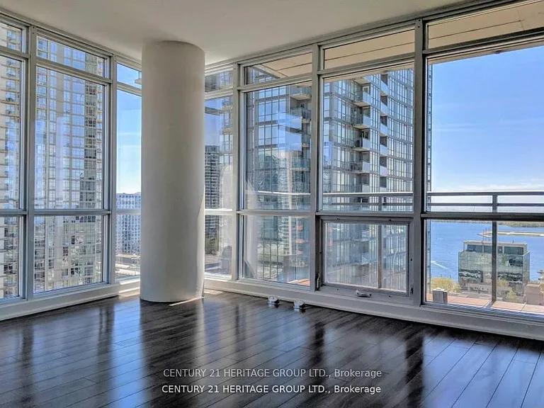 15 Fort York Blvd #1910 — Photo 11