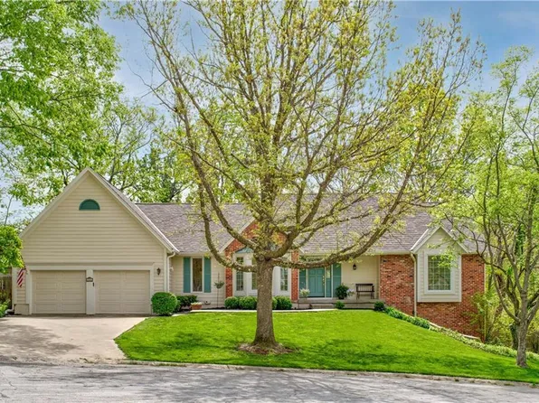 102 NE Channel Cir, Lees Summit, MO 64064