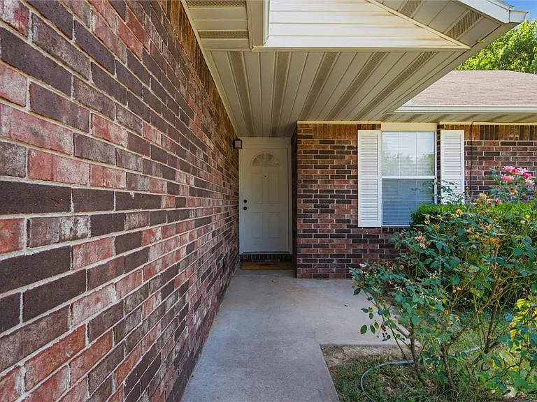 1919 N Radcliffe Ave — Photo 4