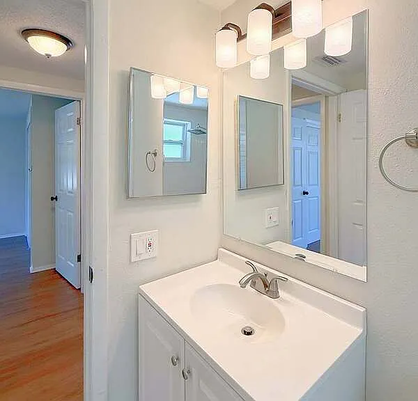 15839 Villa Dr — Photo 37