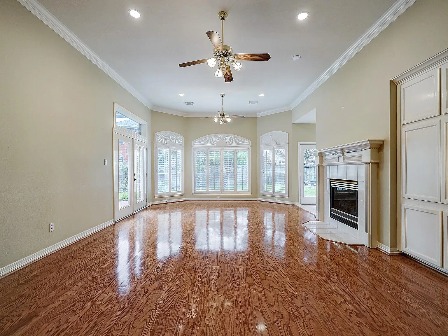 3 bed, 2.5 bath, 2485 sqft, $2,950 — Photo 3