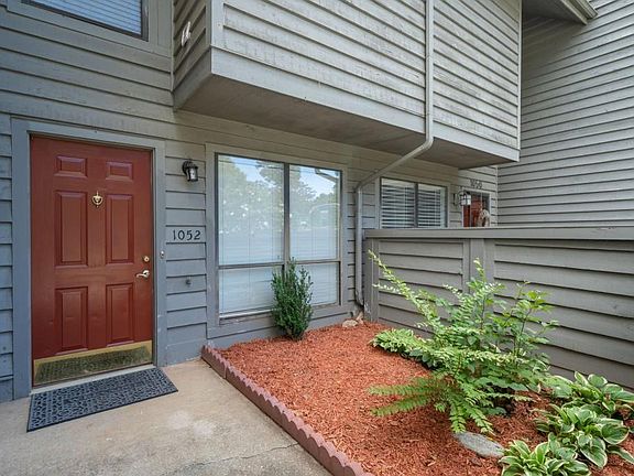 3rd image of 1052 Creatwood Cir SE