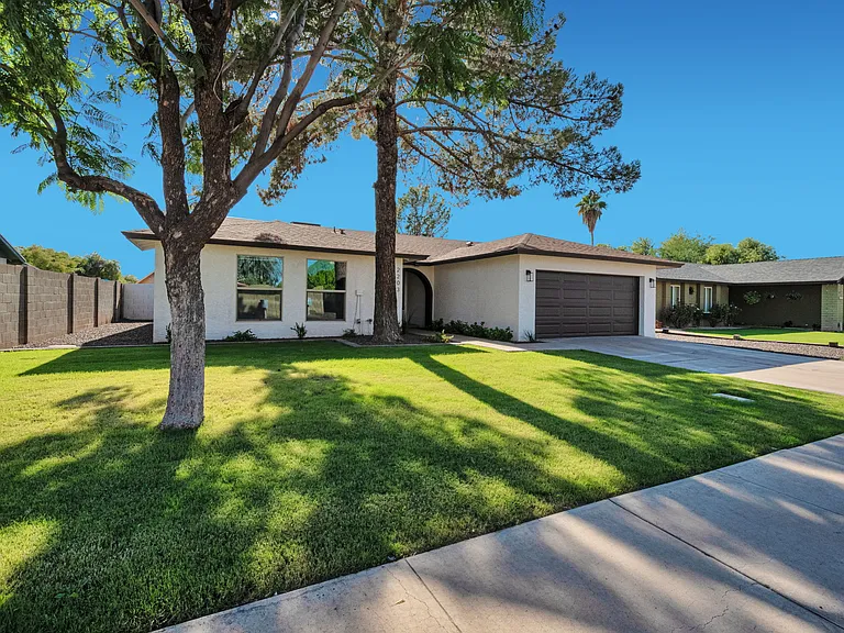 2203 W Palomino Dr — Photo 4