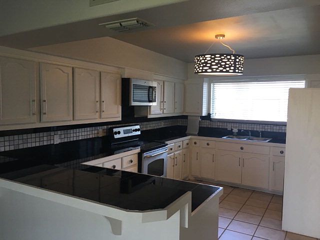 2nd image of 208 San Saba St