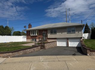 12 Hilton Court, Hicksville, NY 11801