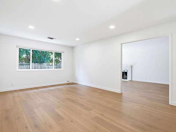3rd image of 2814 Belhaven Pl