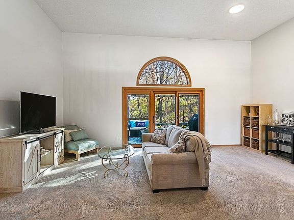 3rd image of 530 Glacier Ln N