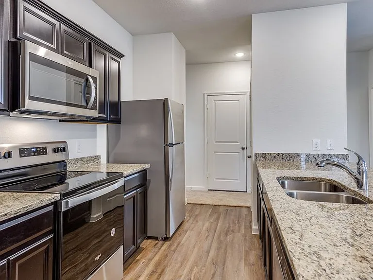 205 Briar Cv — Photo 3