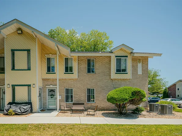49 Navajo Court #49, Coram, NY 11727