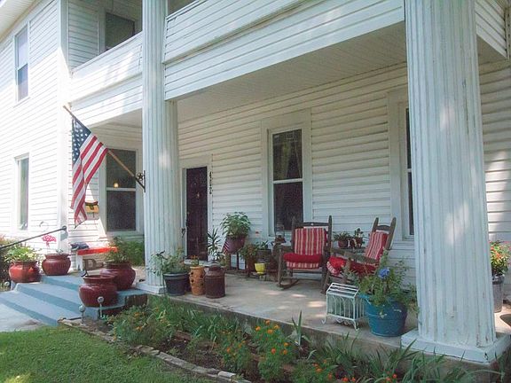 3rd image of 402 W 1st Ave