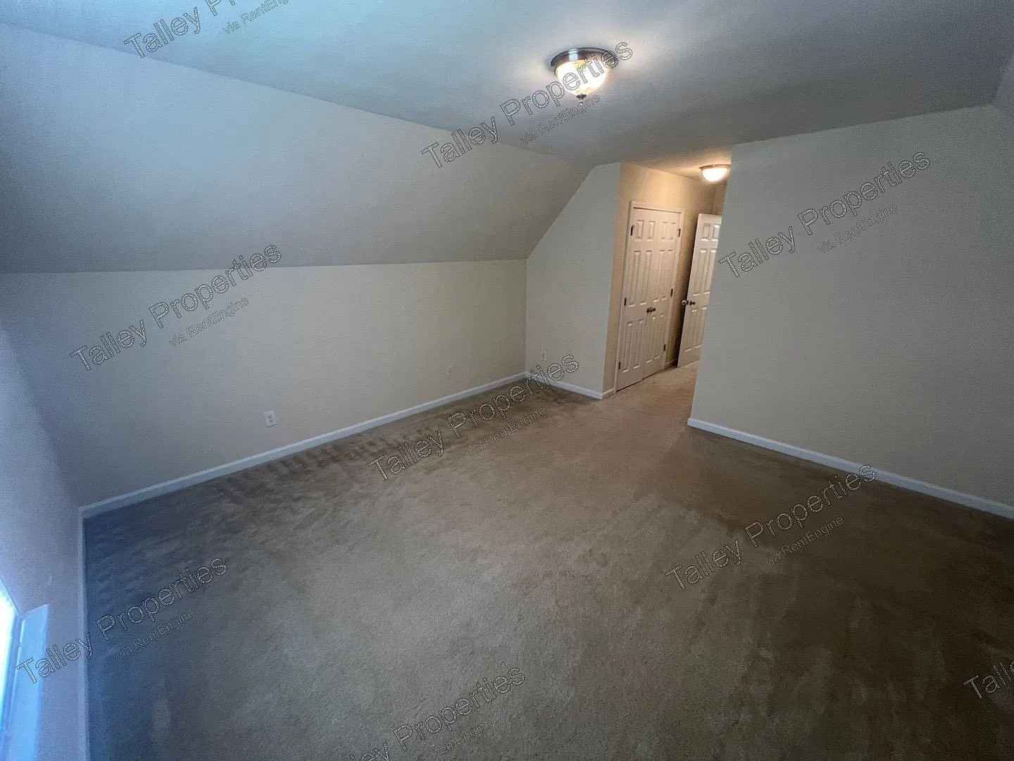 4 bed, 2.5 bath, 2016 sqft, $2,099 — Photo 2