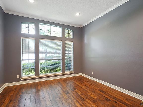 2nd image of 3307 Oak Knoll Dr