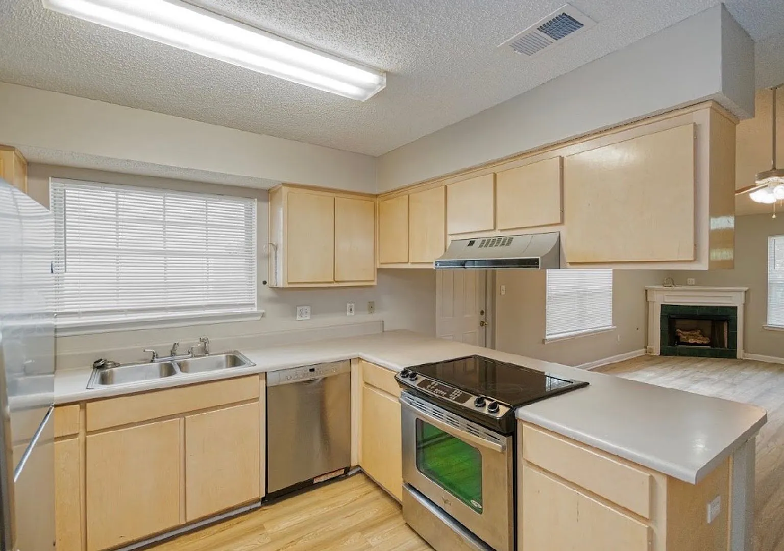 3 BR/ 2 BA home located in Chateau Lafayette! — Photo 2
