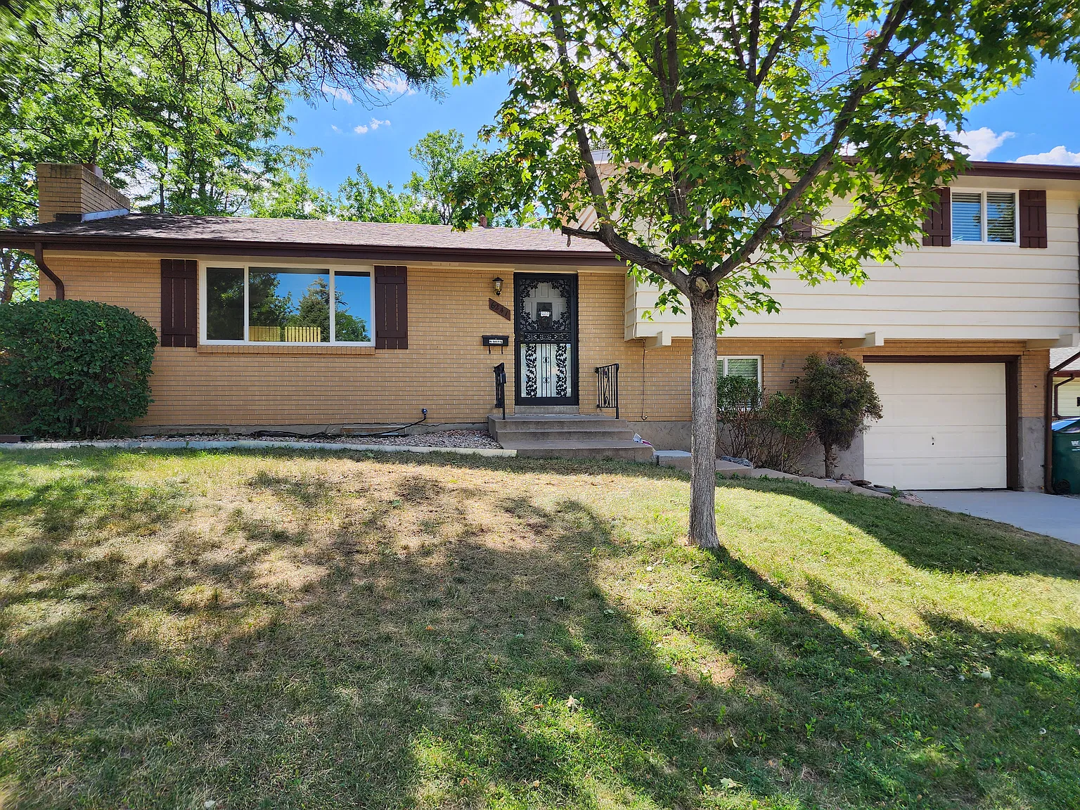 4 bed, 1.5 bath, 2100 sqft, $3,000 — Photo 1
