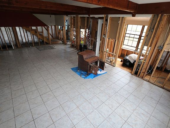5th image of 229 Charles Cor