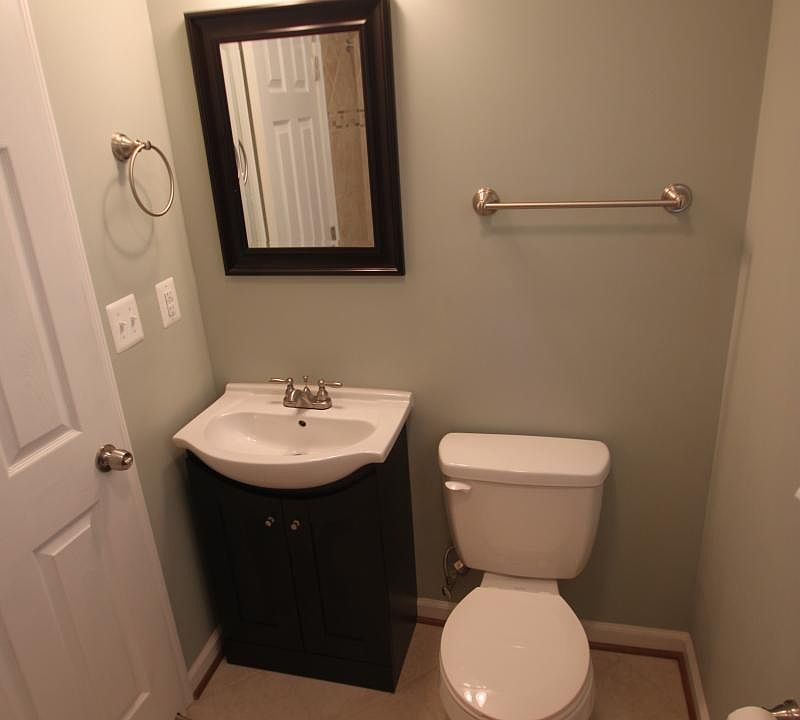 Fully renovated full bathroom w/ new EVERYTHING!