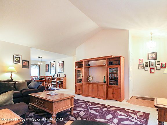 5th image of 644 Petunia Lane S