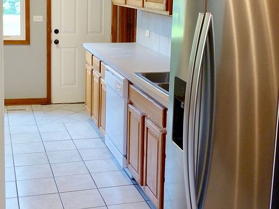 4th image of 215 Bradley Ln