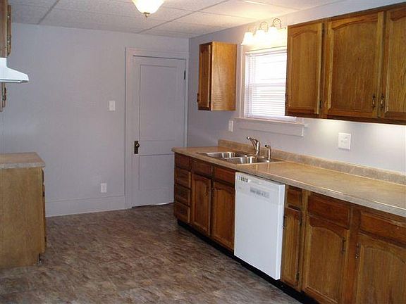Kitchen, Dishwasher, Refrigerator and Stove Provided