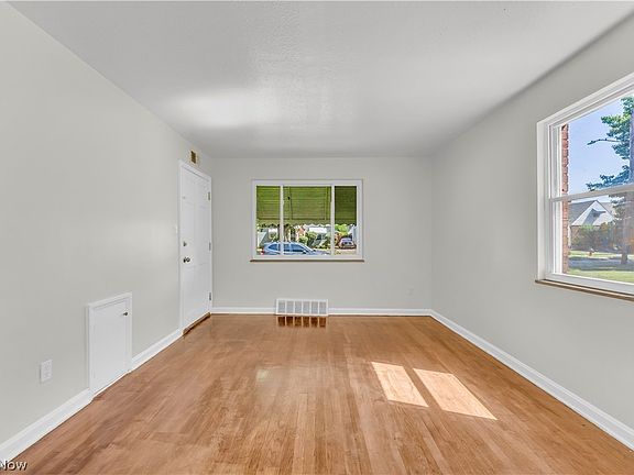 3rd image of 21300 Crystal Ave