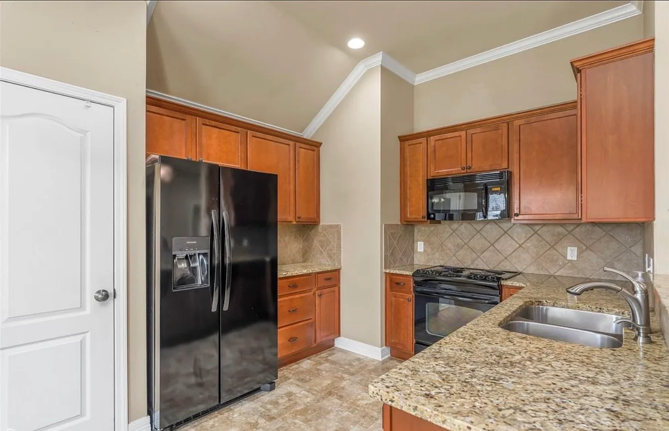 3 bed, 1323 sqft, $2,189 — Photo 2