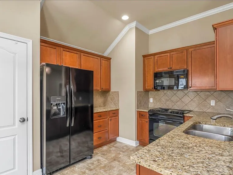 3826 Pickering Pass Dr — Photo 2