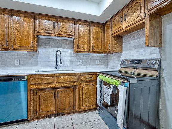 5th image of 830 Clark Dr