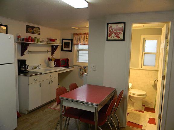 5th image of 422 N Ferry St #3