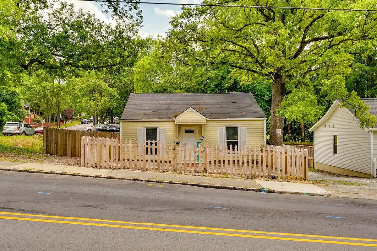 2 bed, 1000 sqft, $1,645 — Photo 2
