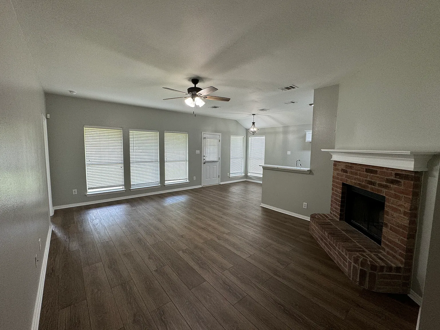3 bed, 1288 sqft, $1,850 — Photo 2