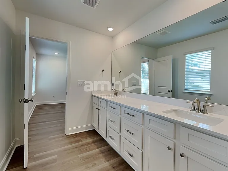 519 Armstrong Curv — Photo 9