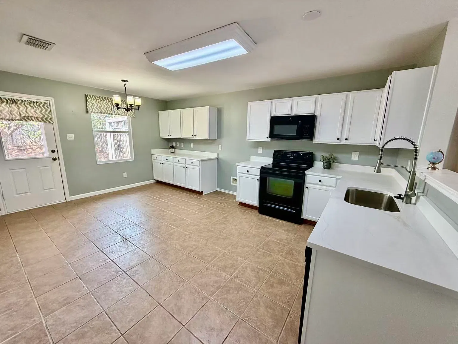 3 bed, 1868 sqft, $2,550 — Photo 4