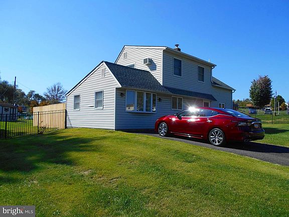 2nd image of 211 Appletree Dr