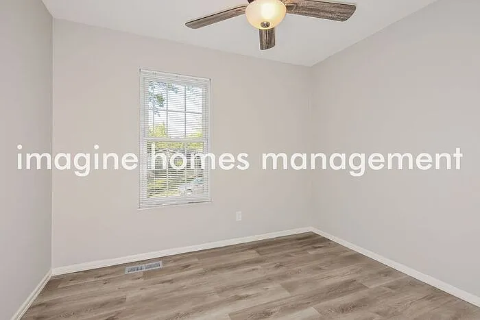 908 Broadhurst Dr — Photo 12