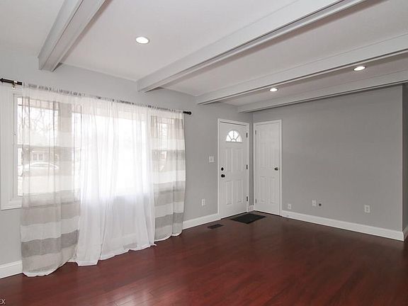 3rd image of 291 Courtland St