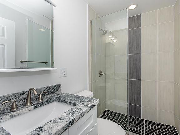 3rd image of 4753 N Leavitt St #1