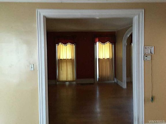 4th image of 211 Parkdale Ave