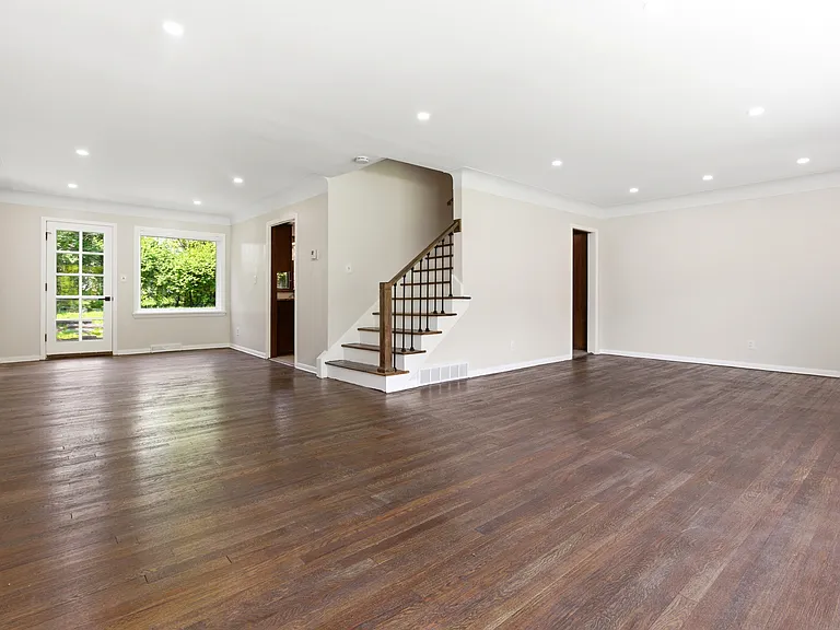 2056 Laurel Hill Dr — Photo 7