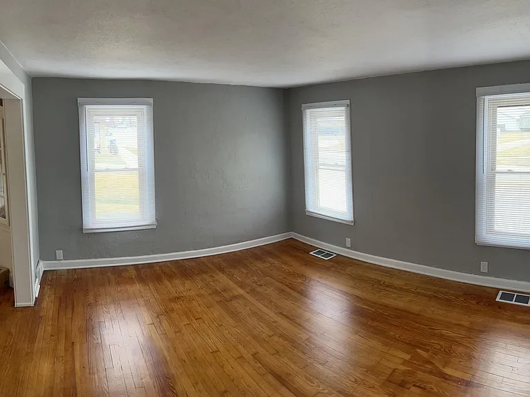 302 Main St — Photo 7
