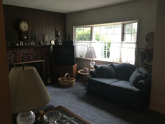 3rd image of 123 Cushing Ave
